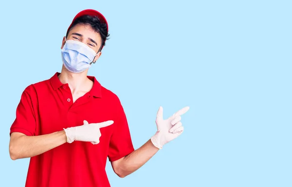 Jovem Hispânico Vestindo Uniforme Entrega Máscara Médica Sorrindo Olhando Para — Fotografia de Stock