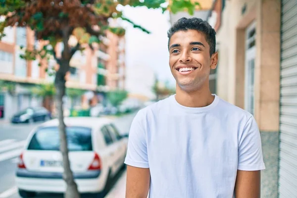 Joven Latino Sonriendo Feliz Caminando Por Ciudad —  Fotos de Stock