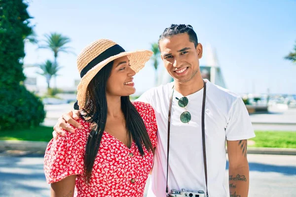 Genç Latin Turist Çift Şehrin Sokaklarında Mutlu Bir Şekilde Gülümsüyor — Stok fotoğraf