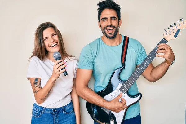 Güzel Bir Çift Genç Sevgili Mikrofon Gitar Kullanarak Şarkı Söylüyor — Stok fotoğraf