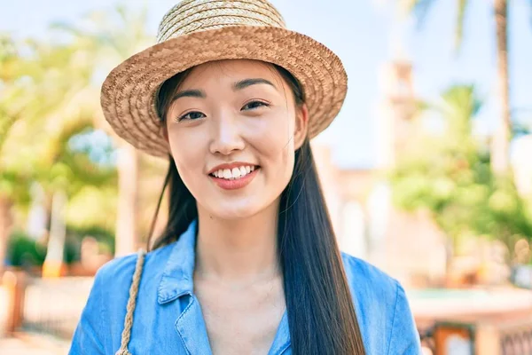 Jonge Chinese Toeristische Vrouw Glimlachend Gelukkig Wandelen Straat Van Stad — Stockfoto