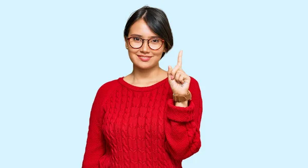 Junge Schöne Hispanische Frau Mit Kurzen Haaren Trägt Lässigen Pullover — Stockfoto