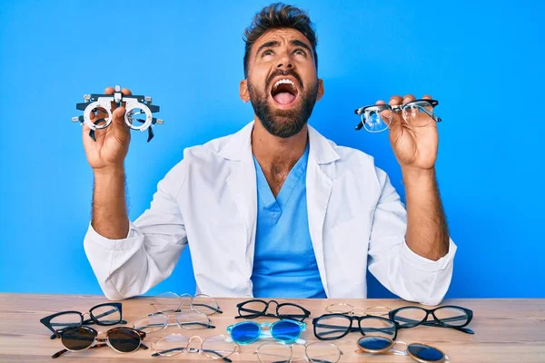 Jonge Spaanse Man Met Optometrie Bril Zittend Aan Tafel Boos — Stockfoto