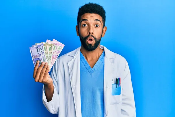 Guapo Joven Médico Hispano Sosteniendo Billetes Rupias Indias Sonriendo Con — Foto de Stock