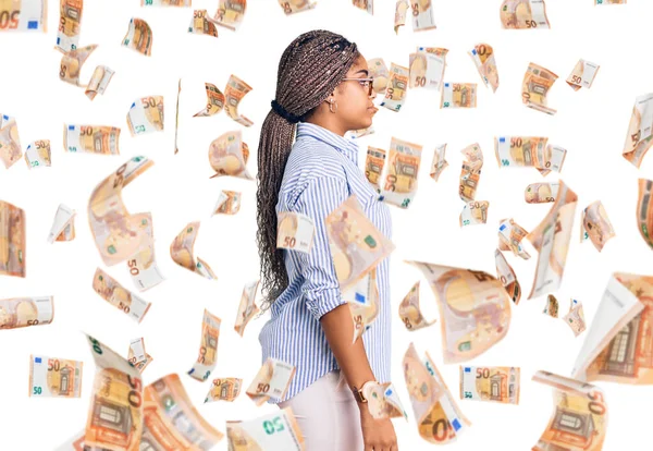 Junge Afrikanisch Amerikanische Frau Mit Zöpfen Trägt Lässige Kleidung Und — Stockfoto