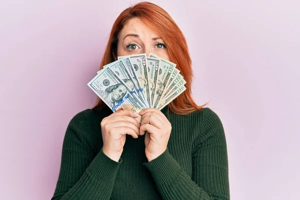 Schöne Rothaarige Frau Die Dollars Der Nähe Hält Ist Skeptisch — Stockfoto