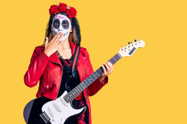 Mujer Con Día Del Disfraz Muerto Tocando Guitarra Eléctrica Cubriendo — Foto de Stock