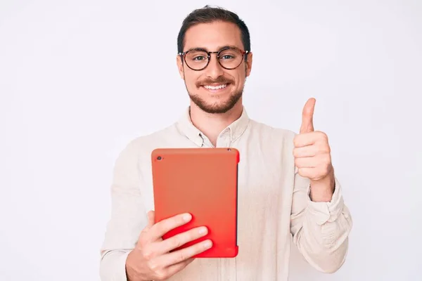 Jovem Homem Bonito Usando Dispositivo Touchpad Sorrindo Feliz Positivo Polegar — Fotografia de Stock