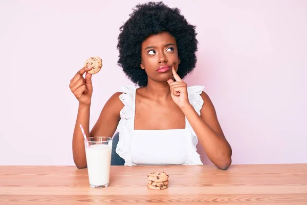 Jonge Afro Amerikaanse Vrouw Drinkt Glas Melk Met Koekje Serieus — Stockfoto