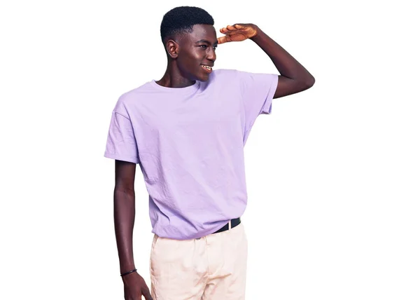 Молодой Африканский Американец Повседневной Одежде Счастлив Улыбается Глядя Вдаль Рукой — стоковое фото