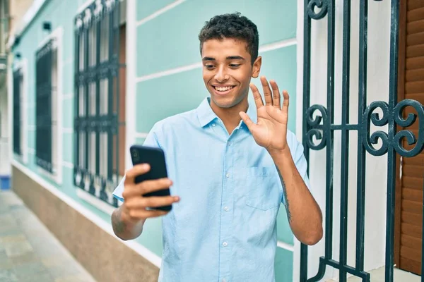 Jeune Homme Latino Souriant Heureux Faire Appel Vidéo Utilisant Smartphone — Photo