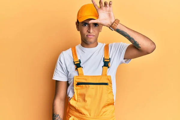 Ung Stilig Afrikansk Amerikansk Man Bär Handyman Uniform Över Gul — Stockfoto