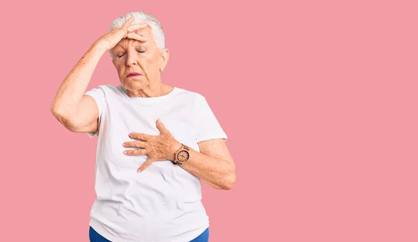 Senior Hermosa Mujer Con Ojos Azules Pelo Gris Con Camiseta — Foto de Stock