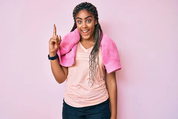 Mujer Afroamericana Joven Con Trenzas Que Usan Ropa Deportiva Toalla —  Fotos de Stock