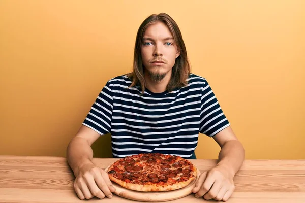 Knappe Blanke Man Met Lang Haar Die Lekkere Pepperoni Pizza — Stockfoto