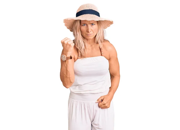 Mujer Rubia Mediana Edad Forma Con Sombrero Verano Enojado Loco — Foto de Stock