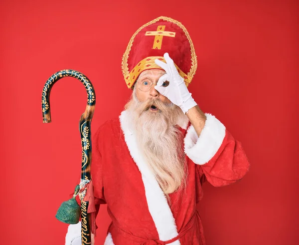 Velho Homem Sênior Com Cabelos Grisalhos Barba Longa Vestindo Traje — Fotografia de Stock