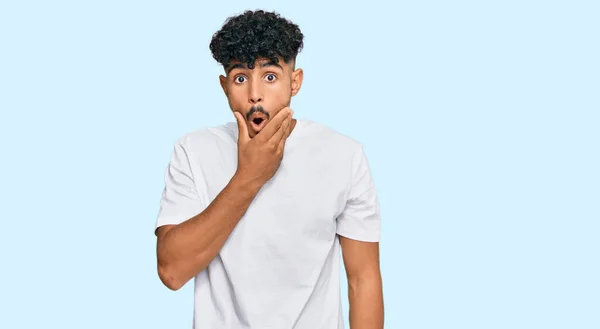 Hombre Árabe Joven Con Camiseta Blanca Casual Que Fascinado Con —  Fotos de Stock