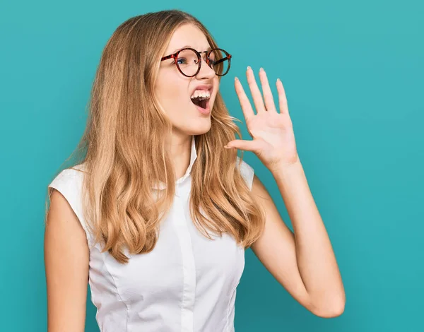 Vackra Unga Kaukasiska Flicka Bär Casual Kläder Och Glasögon Skriker — Stockfoto