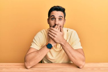 Masada oturan İspanyol asıllı genç adam yanlışlıkla ağzını kapatarak şok geçirdi. gizli kavram. 