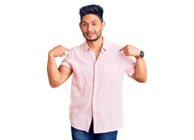 Yakışıklı Latin Amerikalı rahat bir yaz gömleği giyen, kendine güveni olan, kendini gururlu ve mutlu gösteren genç adam.. 