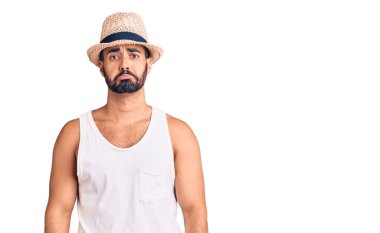 Gündelik yaz şapkası takan genç İspanyol adam üzgün ve endişeli, sinirli ve korkmuş. hüzünlü ifade. 