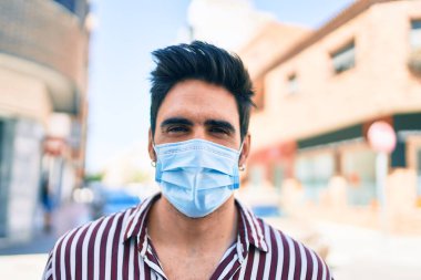 Koronavirüs güvenlik maskesi takan, dışarıda sakallı, yakışıklı bir İspanyol.