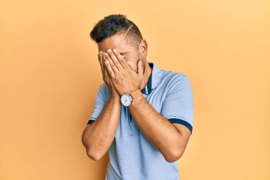 Sakallı, sıradan kıyafetler giyen, suratını elleriyle kapatıp ağlayan yakışıklı bir adam. depresyon kavramı. 