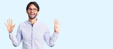 Yakışıklı, iş gömleği ve gözlük takan, dokuz numaralı parmaklarıyla gösterip işaret eden, kendinden emin ve mutlu bir İspanyol.. 