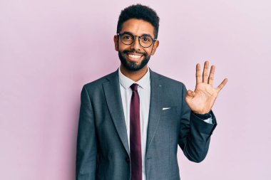 Yakışıklı İspanyol takım elbiseli ve kravatlı genç adam komik bir ifadeyle dilini dışarı çıkartıyor. duygu kavramı. 