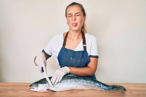 Mulher Branca Bonita Fishmonger Vendendo Salmão Cru Fresco Que Cola — Fotografia de Stock