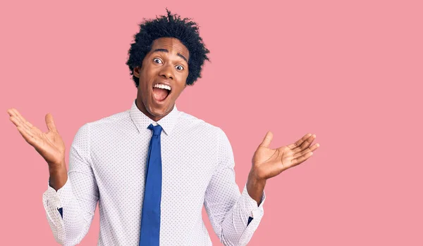 Afro Saçlı Yakışıklı Amerikalı Adam Kıyafetleri Giyiyor Zaferi Mutlu Bir — Stok fotoğraf