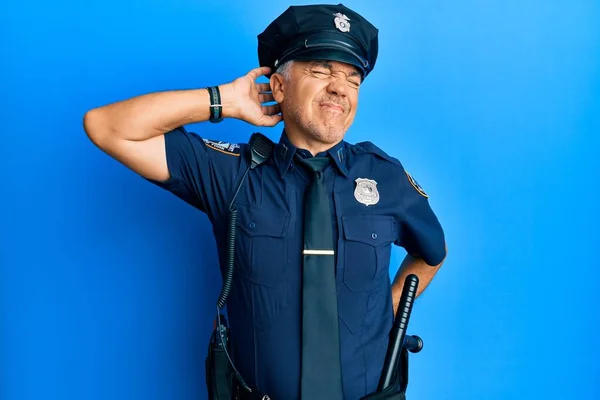 Bonito Homem Maduro Meia Idade Vestindo Uniforme Policial Sofrendo Lesão — Fotografia de Stock