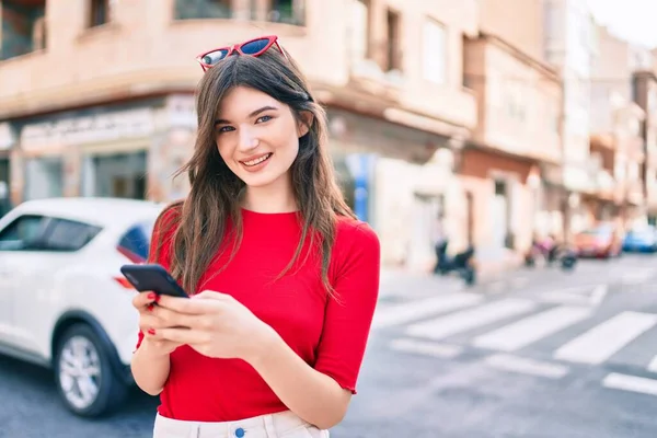 Junge Kaukasierin Lächelt Glücklich Mit Smartphone Durch Die Stadt — Stockfoto