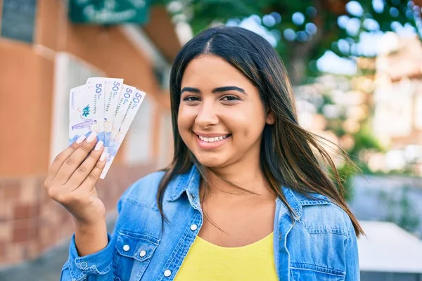 Giovane Donna Latina Sorridente Felice Tenendo Pesos Colombiani Città — Foto Stock