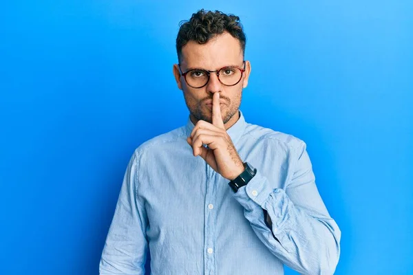 Homem Bonito Com Barba Vestindo Roupas Casuais Óculos Gritando Irritado — Fotografia de Stock