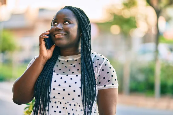 Mladý Africký Američan Žena Usměvavý Šťastný Mluvení Smartphone Městě — Stock fotografie