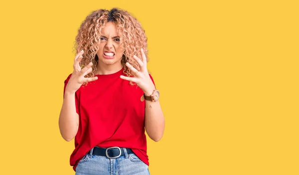 Jonge Blonde Vrouw Met Krullend Haar Dragen Casual Rood Tshirt — Stockfoto