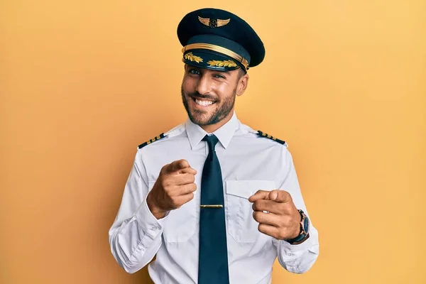 Bonito Homem Hispânico Vestindo Uniforme Piloto Avião Apontando Dedos Para — Fotografia de Stock
