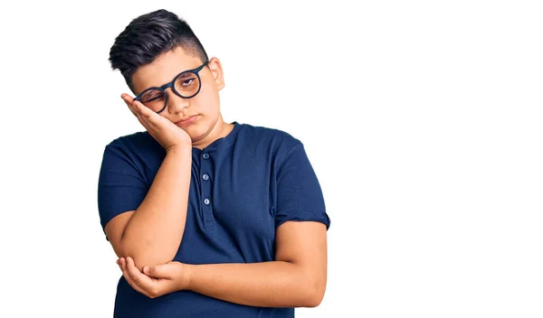 Niño Pequeño Con Ropa Casual Gafas Pensando Que Cansado Aburrido — Foto de Stock