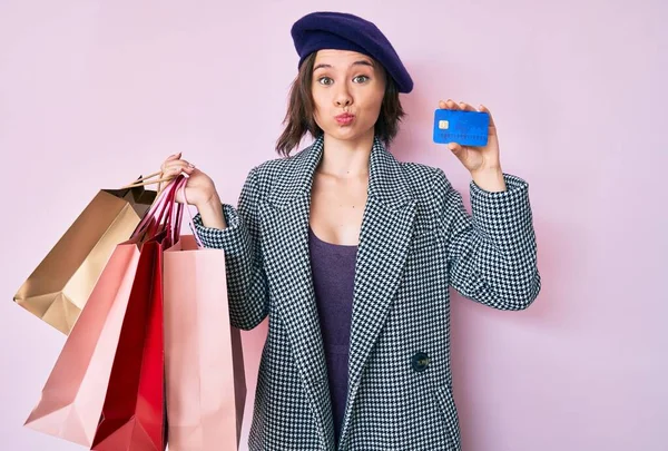 Ung Vacker Kvinna Bär Basker Med Shoppingväskor Och Kreditkort Puffande — Stockfoto