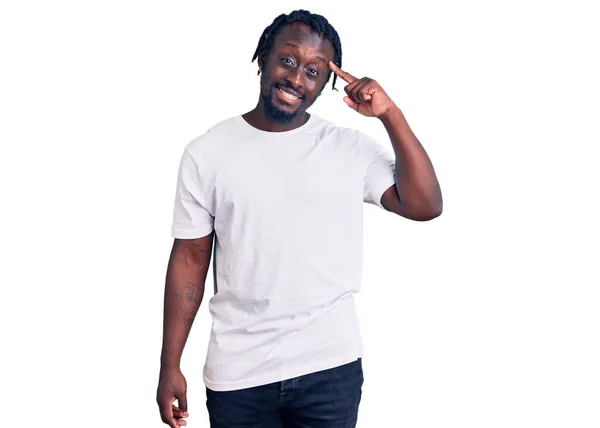 Joven Hombre Afroamericano Con Trenzas Con Camiseta Blanca Casual Sonriendo —  Fotos de Stock