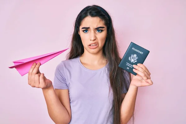 Morena Adolescente Sosteniendo Avión Papel Pasaporte Expresión Despistada Confusa Concepto — Foto de Stock