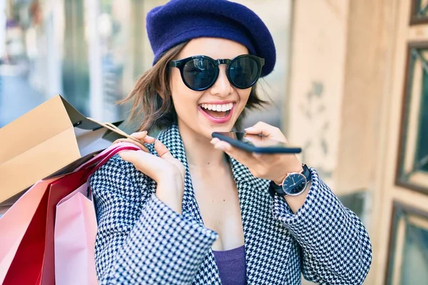 Junge Schöne Mädchen Mit Französischem Stil Halten Einkaufstüten Mit Smartphone — Stockfoto