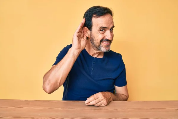 Középkorú Spanyol Férfi Alkalmi Ruhában Asztalon Fültől Fülig Mosolyog Miközben — Stock Fotó