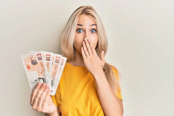 Hermosa Chica Rubia Caucásica Sosteniendo Libras Billetes Del Reino Unido — Foto de Stock