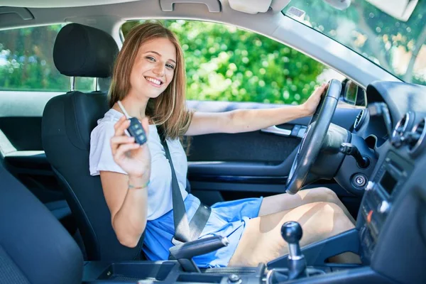 Young Beautiful Blonde Woman Smiling Happy Sitting Car Showing Key — Stock Photo, Image