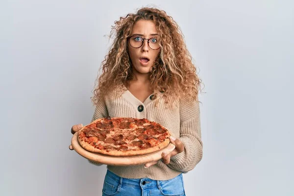 Menina Adolescente Caucasiana Bonita Comendo Pizza Pepperoni Saborosa Rosto Choque — Fotografia de Stock