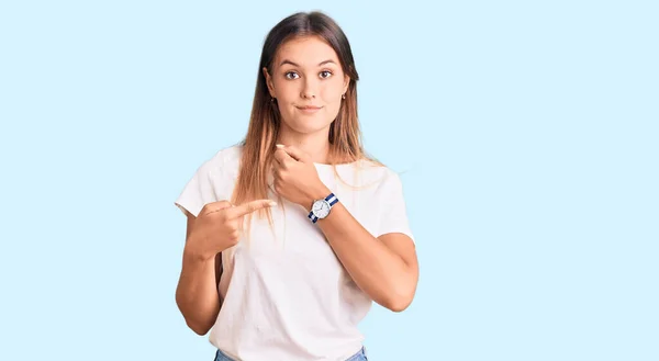 Hermosa Mujer Caucásica Con Camiseta Blanca Casual Prisa Señalando Para —  Fotos de Stock