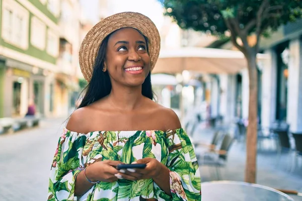 Jonge Afrikaanse Amerikaanse Toeristische Vrouw Vakantie Glimlachend Gelukkig Met Behulp — Stockfoto